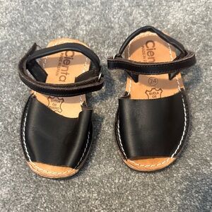 Cienta Black and Tan Kids Sandals